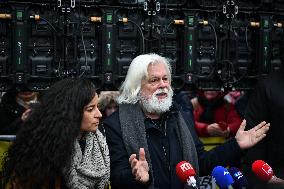 Paul Watson holds a press conference in Paris FA