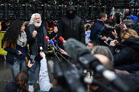 Paul Watson holds a press conference in Paris FA