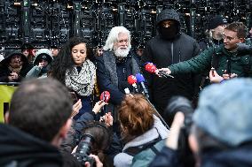 Paul Watson holds a press conference in Paris FA