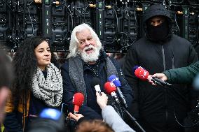 Paul Watson holds a press conference in Paris FA