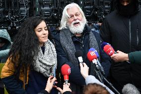 Paul Watson holds a press conference in Paris FA