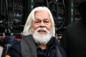 Paul Watson holds a press conference in Paris FA