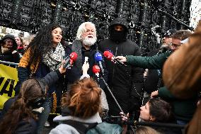 Paul Watson holds a press conference in Paris FA