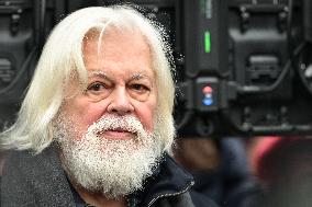 Paul Watson holds a press conference in Paris FA