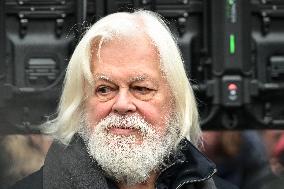 Paul Watson holds a press conference in Paris FA