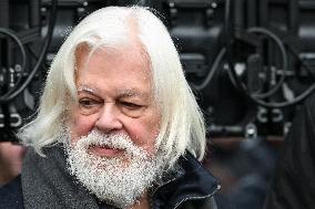 Paul Watson holds a press conference in Paris FA