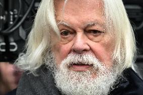 Paul Watson holds a press conference in Paris FA