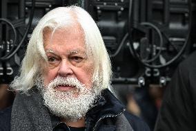 Paul Watson holds a press conference in Paris FA