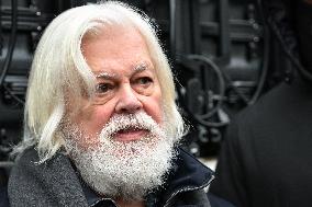 Paul Watson holds a press conference in Paris FA