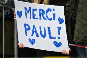 Paul Watson participates in a demonstration in Paris FA