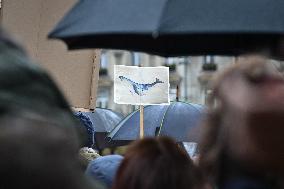 Paul Watson participates in a demonstration in Paris FA