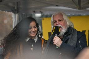 Paul Watson participates in a demonstration in Paris FA