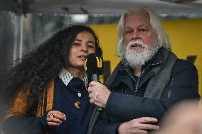 Paul Watson participates in a demonstration in Paris FA