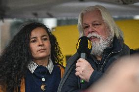 Paul Watson participates in a demonstration in Paris FA