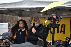 Paul Watson participates in a demonstration in Paris FA