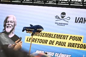 Paul Watson participates in a demonstration in Paris FA