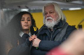 Paul Watson participates in a demonstration in Paris FA