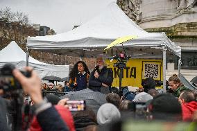 Paul Watson participates in a demonstration in Paris FA