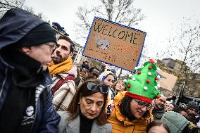 Paul Watson participates in a demonstration in Paris FA