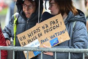 Paul Watson participates in a demonstration in Paris FA