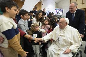 Pope thanks Vatican employees for service during Christmas greetings