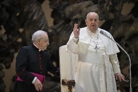 Pope thanks Vatican employees for service during Christmas greetings