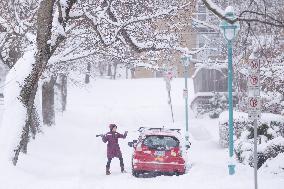 Heavy Snow Clean-Up - Canada