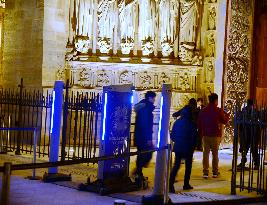 Vespers mass in the Notre-Dame Cathedral - Paris