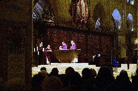 Vespers mass in the Notre-Dame Cathedral - Paris