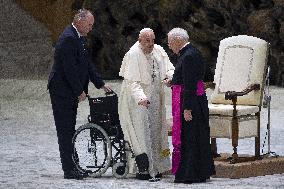 Pope thanks Vatican employees for service during Christmas greetings