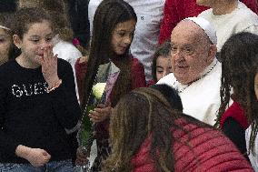 Pope thanks Vatican employees for service during Christmas greetings