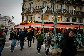 Daily Life In Paris