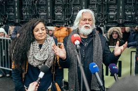 Paul Watson during a Press Conference - Paris AJ