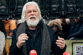 Paul Watson during a Press Conference - Paris AJ