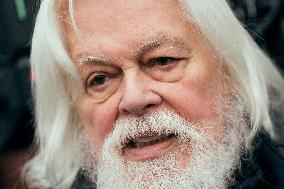 Paul Watson during a Press Conference - Paris AJ