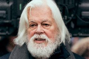 Paul Watson during a Press Conference - Paris AJ