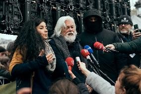 Paul Watson during a Press Conference - Paris AJ