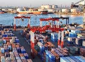 Chinese Ports Cargo Throughput Increased