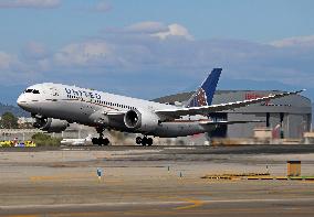 United Boeing 787 taking off from Barcelona airport