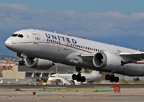 United Boeing 787 taking off from Barcelona airport