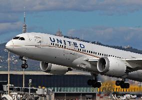 United Boeing 787 taking off from Barcelona airport