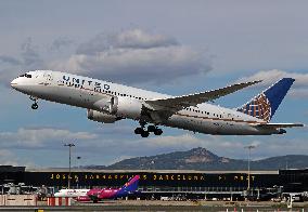 United Boeing 787 taking off from Barcelona airport