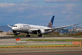 United Boeing 787 taking off from Barcelona airport