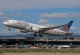 United Boeing 787 taking off from Barcelona airport