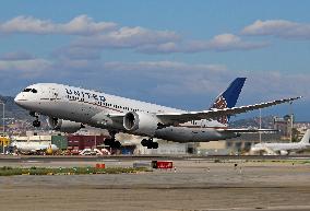 United Boeing 787 taking off from Barcelona airport