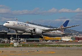 United Boeing 787 taking off from Barcelona airport