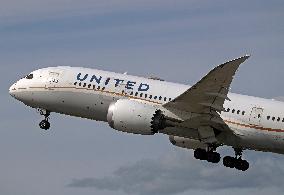 United Boeing 787 taking off from Barcelona airport