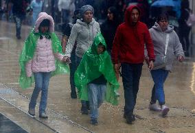 Rain And Low Temperatures Surprise Residents Of Mexico City