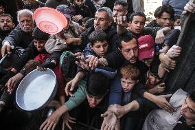 Palestinians Flock For Food - Gaza