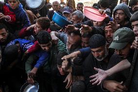 Palestinians Flock For Food - Gaza